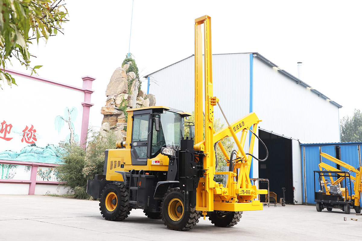 Cleaning and maintenance of water tank of highway guardrail pile driver